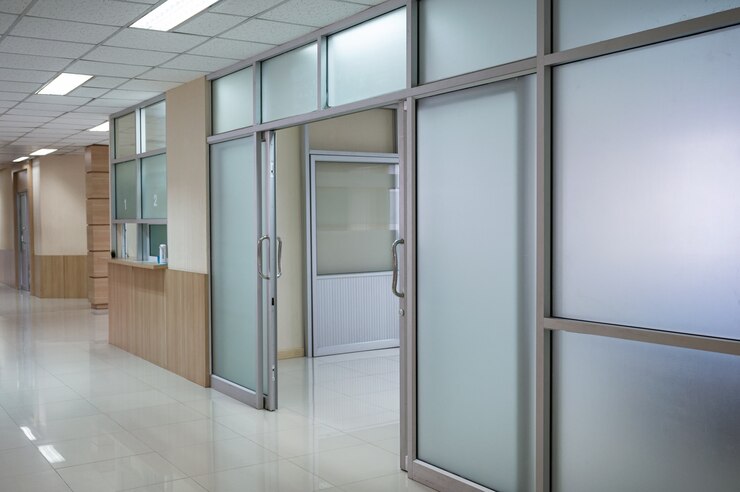 Photo couloir de l'hôpital vide et porte ouverte à la salle
