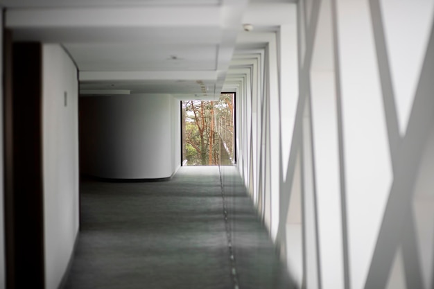 couloir de l'hôtel dans la forêt