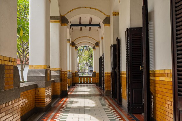 Couloir à l'intérieur de l'ancien manoir sur le centre-ville de Semarang Java Central