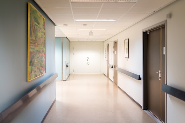 Couloir intérieur de l'hôpital moderne