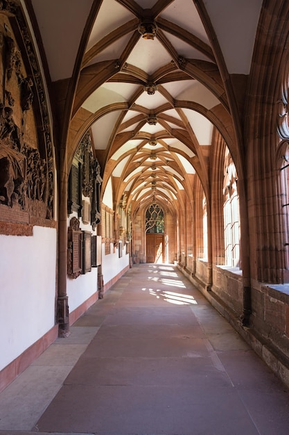 Couloir avec la lumière du soleil dans la cathédrale de Basel Minster