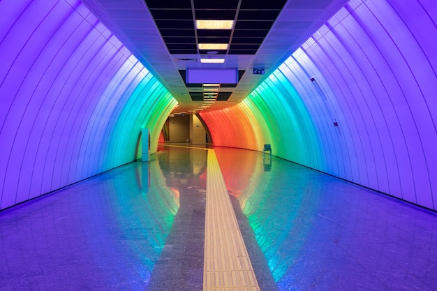 Couloir de métro multicolore