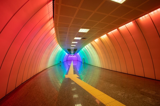 Couloir de métro multicolore