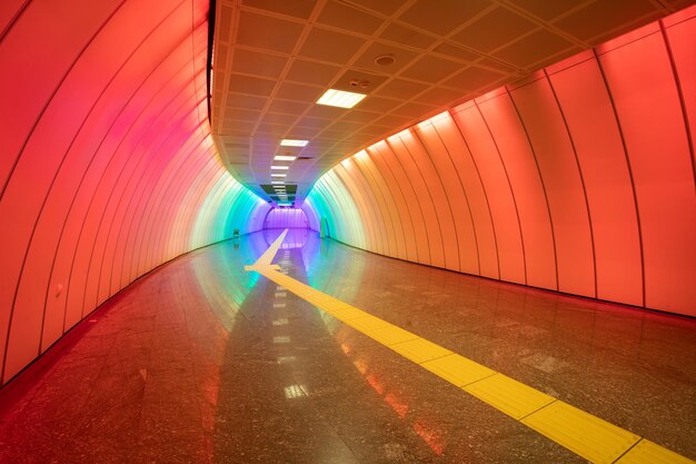 Couloir de métro multicolore