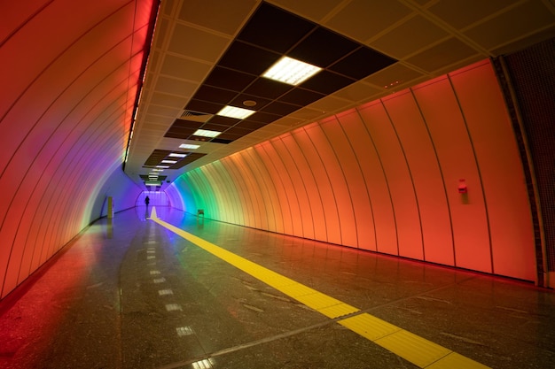 Couloir de métro multicolore