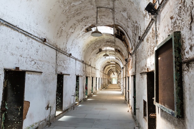 Couloir de la prison avec portes verrouillées.