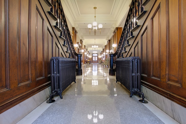 Photo couloir avec radiateur antique dans le palais de justice de pioneer