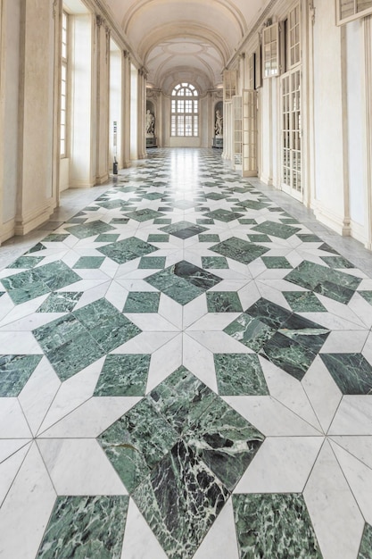 Couloir avec sol en marbres de luxe Beaucoup d'élégance pour cet intérieur italien à Venaria Reale Piémont Italie