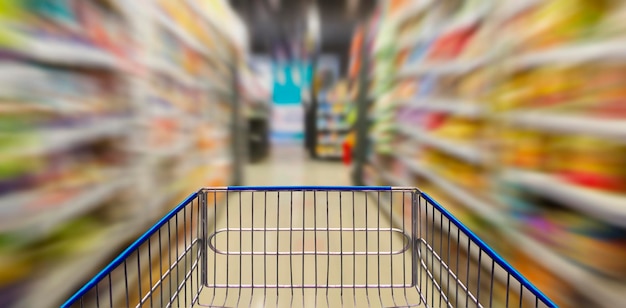 Couloir de supermarché avec cartxA bleu vide