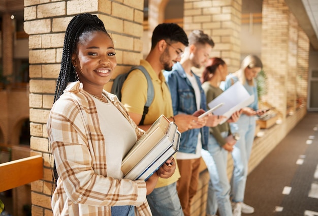 Photo couloir de l'université et portrait d'une femme noire et d'étudiants debout dans la rangée avec des livres avant la classe éducation d'amis et future fille d'apprentissage dans un groupe d'étude sur le campus dans le hall pour examen