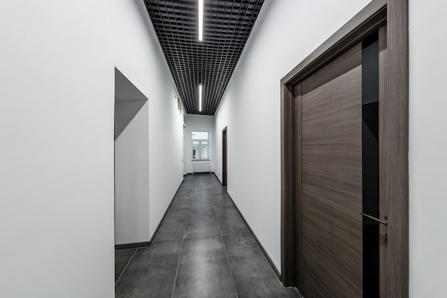 Couloir vide blanc pour bureau de chambre à l'intérieur d'un bureau ou d'une clinique d'appartements modernes