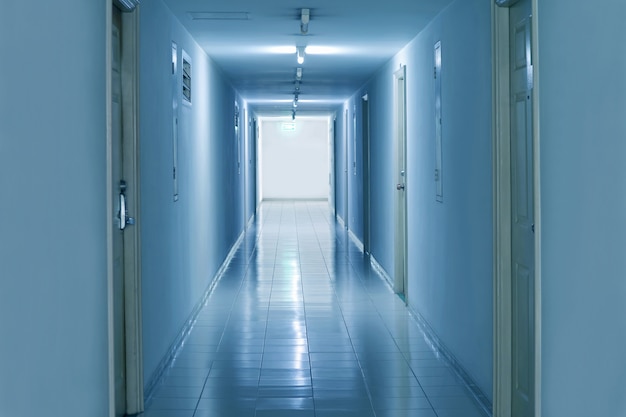 Couloir vide dans le bâtiment moderne