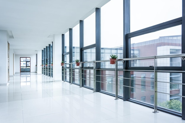 Couloir vide dans l'immeuble de bureaux moderne