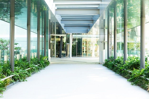 Couloir vide dans un immeuble de bureaux moderne