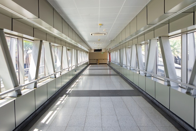 Le couloir vide du couloir menant à la gare