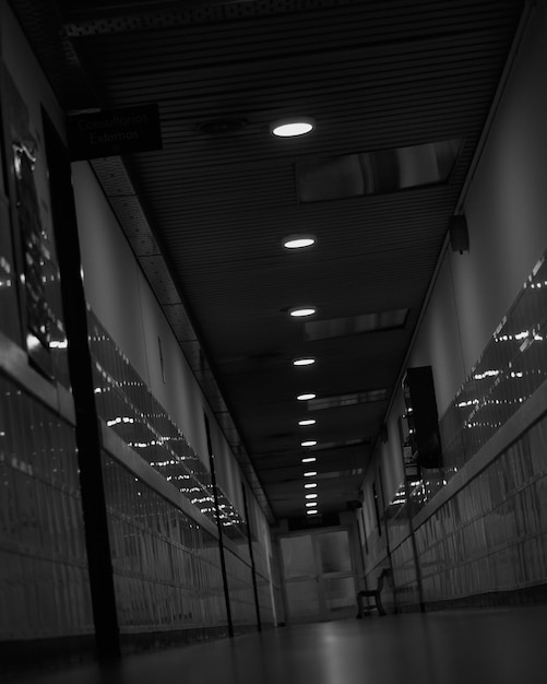 Couloir vide d'hôpital la nuit