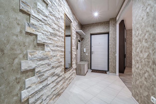 Couloir vide à l'intérieur du hall d'entrée d'un bureau ou d'une clinique d'appartements modernes avec mur de briques