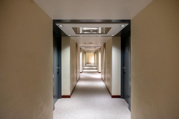 Couloir vide avec porte fermée avec décoration lumineuse