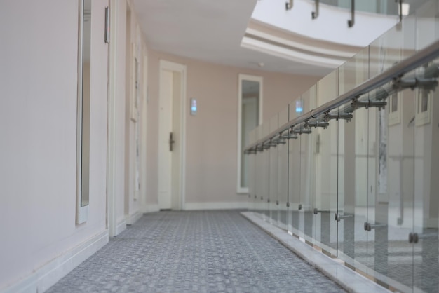 Couloir vide avec portes vers les chambres dans le bâtiment de l'hôtel