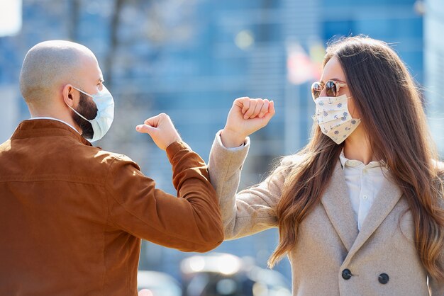 Coup de coude. Salut du coude pour éviter la propagation du coronavirus