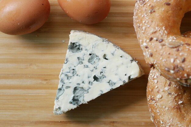 Coup de détail de fromage bleu sur table