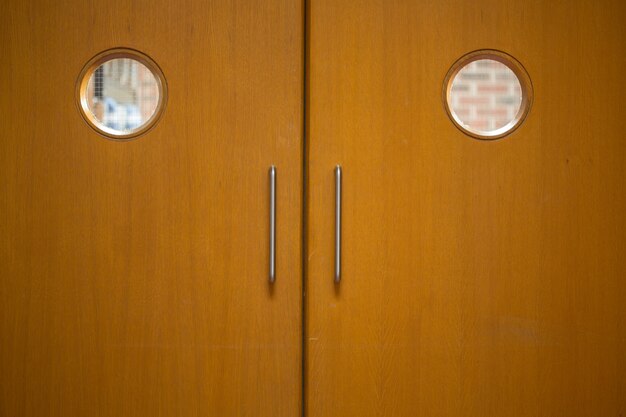 Coup de détail d&#39;une porte en bois fermée