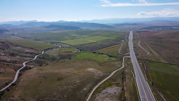 Coup de drone de l'autoroute dans la région de Transylvanie en Roumanie.