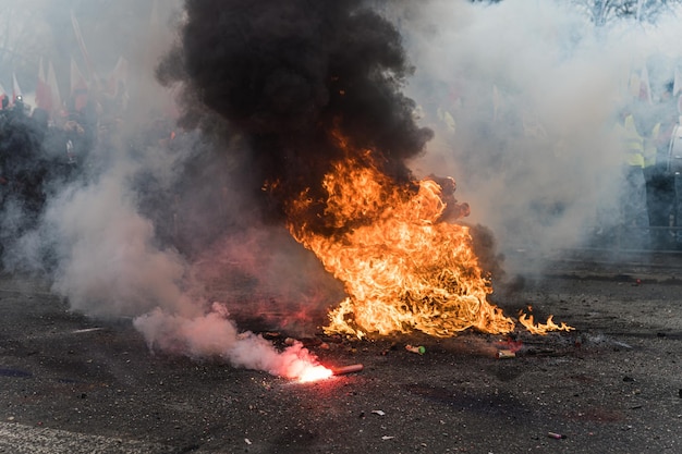 Un coup de feu et des étincelles dans la rue.