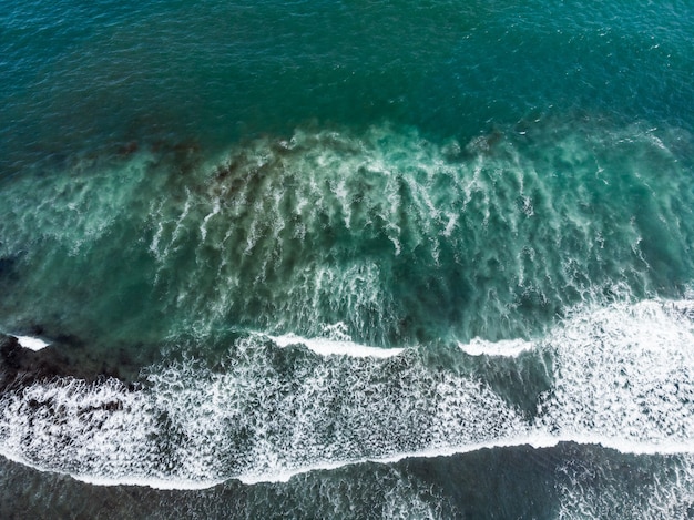 Coup de fond de la surface de l'eau de mer aqua.