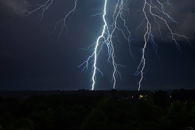 Photo coup de foudre sur le ciel nocturne