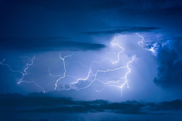 Photo coup de foudre du tonnerre sur le fond sombre du ciel nuageux la nuit.