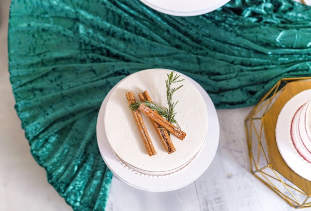 Coup de frais généraux d'un gâteau blanc avec de la cannelle dessus et des drees verts