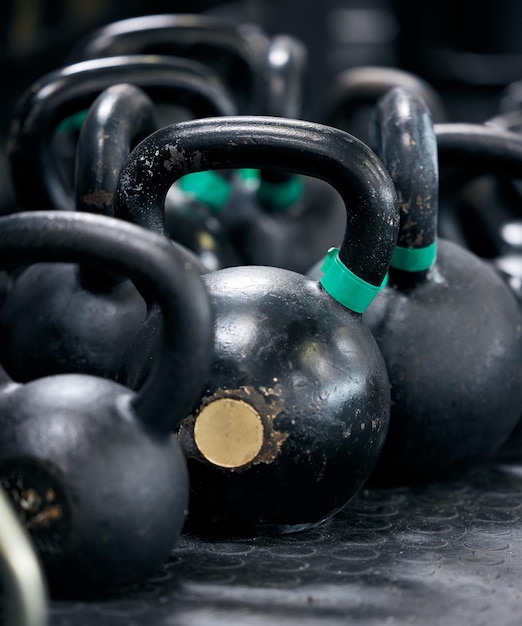 Coup de kettle bells dans une salle de sport