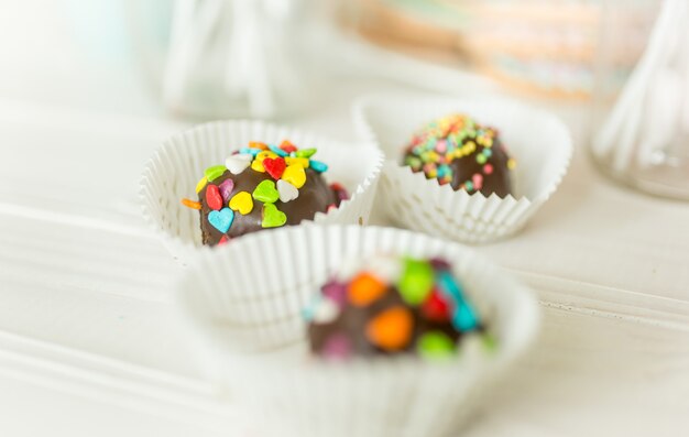 Coup de macro de bonbons au chocolat avec des pépites colorées