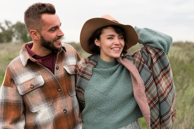 Photo coup de milieu charmant couple dans la nature