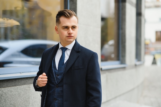 Coup de mode d'un beau jeune homme en costume classique élégant