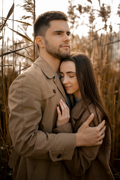 Coup moyen beau couple dans la nature