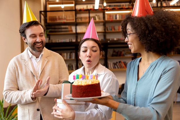 Photo coup moyen de collègues heureux célébrant