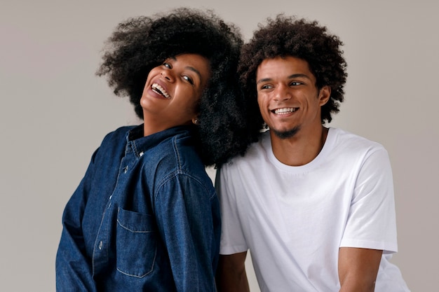 Photo coup moyen couple avec des coiffures afro