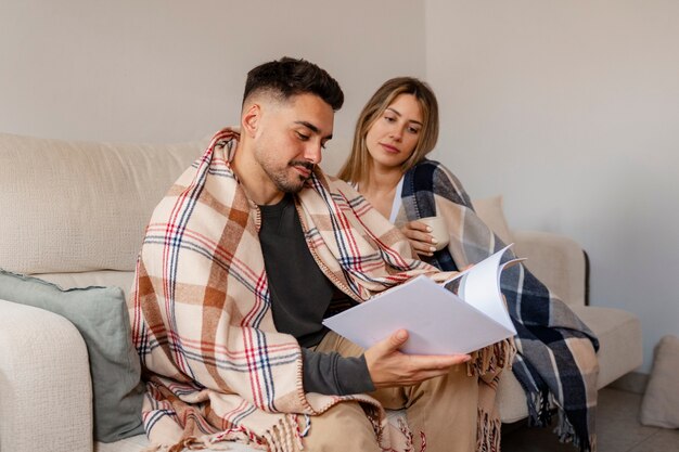 Coup moyen couple étant affectueux à l'intérieur