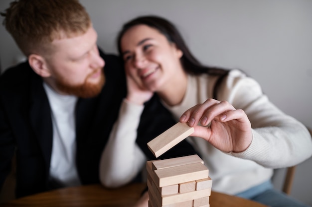 Coup Moyen Couple Flou Jouant Au Jeu