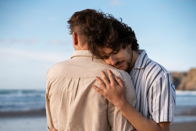 Photo coup moyen couple gay à la plage