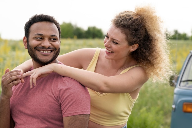 Photo coup moyen couple heureux dans la nature