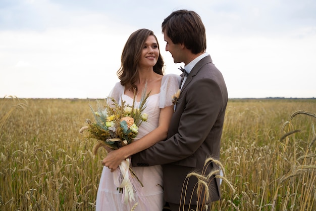 Photo coup moyen couple heureux à l'extérieur