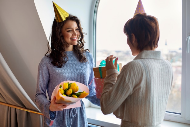 Photo coup moyen couple de lesbiennes célébrant l'anniversaire