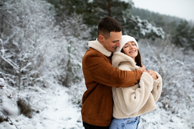 Photo coup moyen couple romantique à l'extérieur