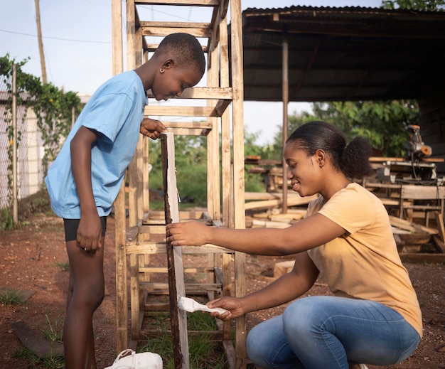 Photo coup moyen enfant et femme travaillant ensemble