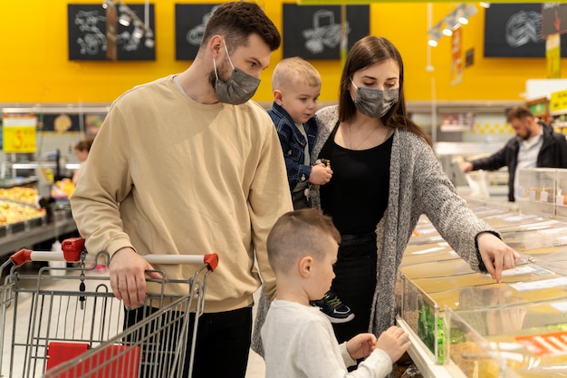 Photo coup moyen famille faisant ses courses ensemble