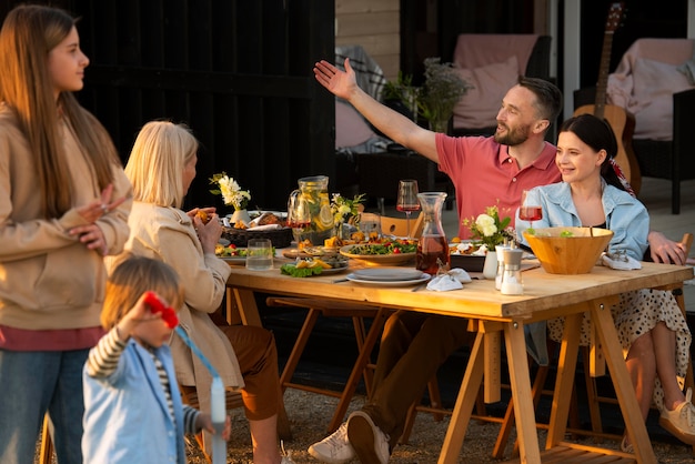 Photo coup moyen famille heureuse à l'extérieur