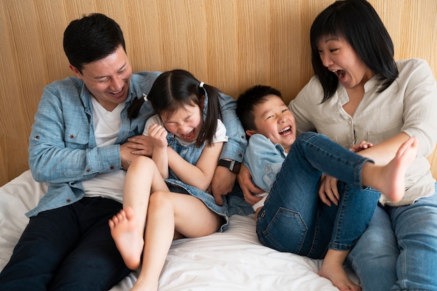 Coup moyen famille heureuse à l'intérieur